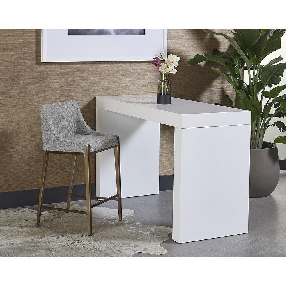 Tabouret de bar moderne en tissu et laiton avec assise texturée et rembourrée pour cuisine et salle à manger