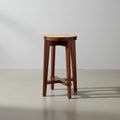 Tabouret de comptoir minimaliste en bois et rotin avec traverse en H pour cuisine et salle à manger