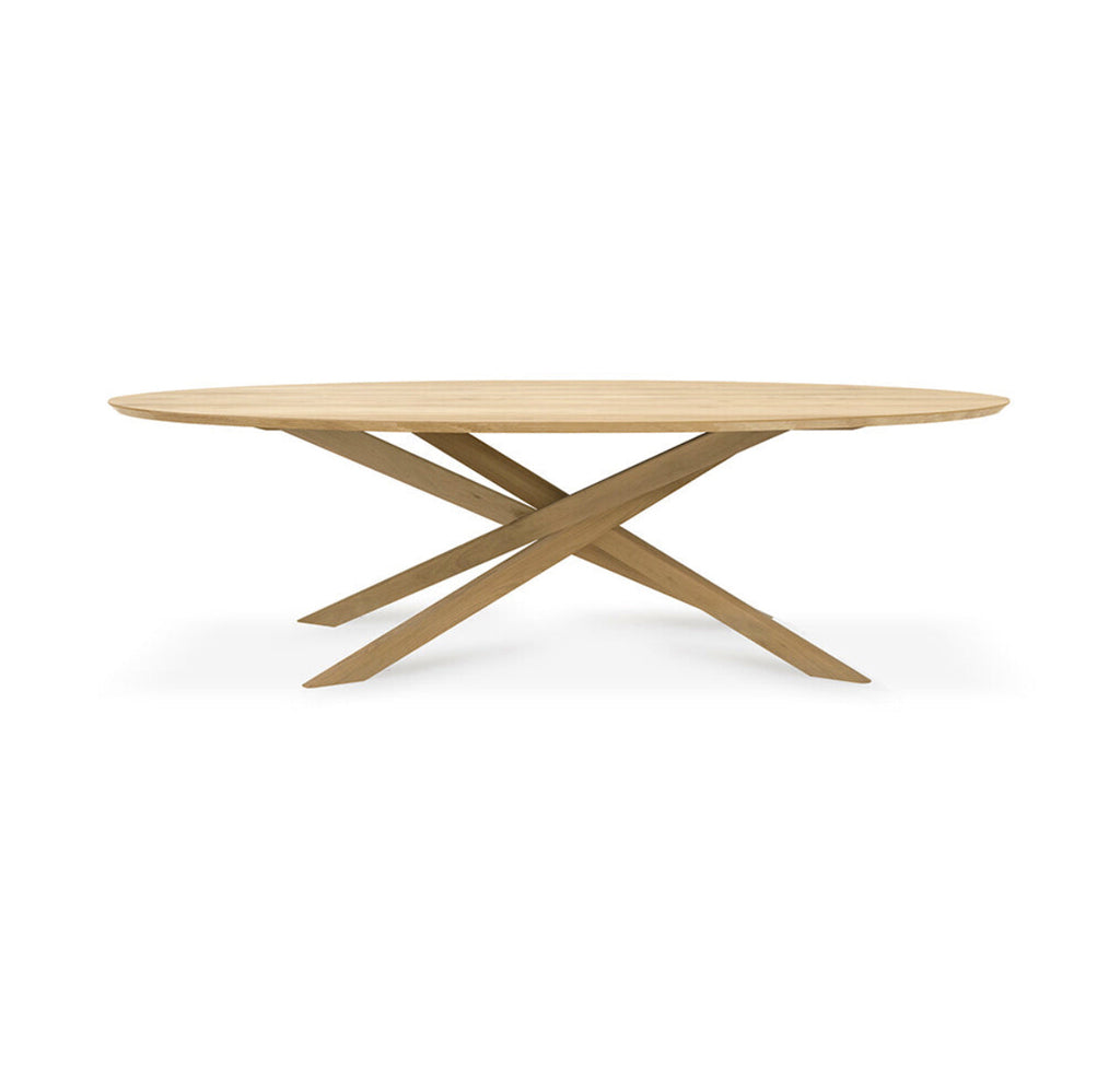 Table à manger ovale minimaliste en chêne massif avec pieds fuselés pour salle à manger