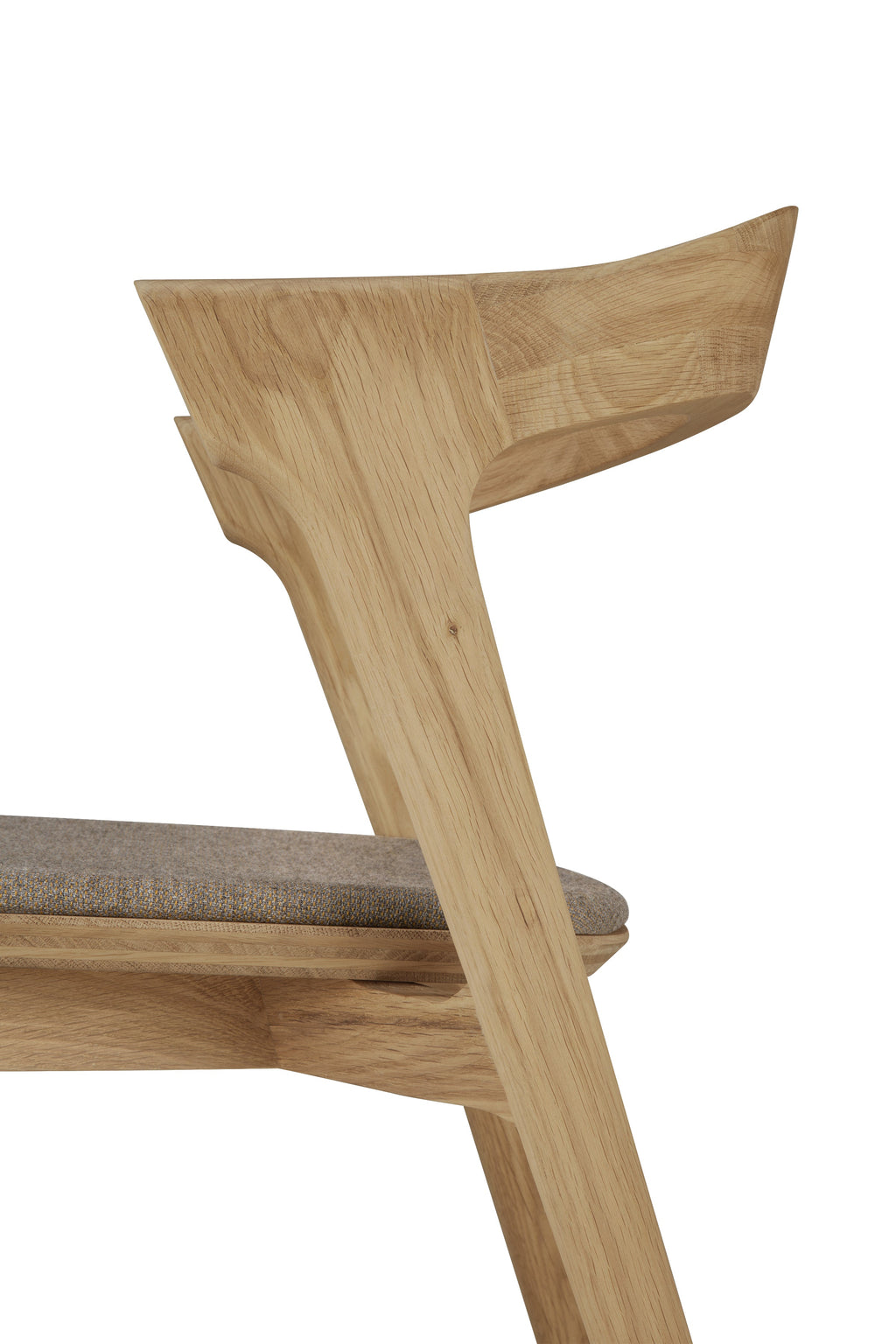 Chaise de salle à manger sculpturale en chêne et tissu avec assise rembourrée