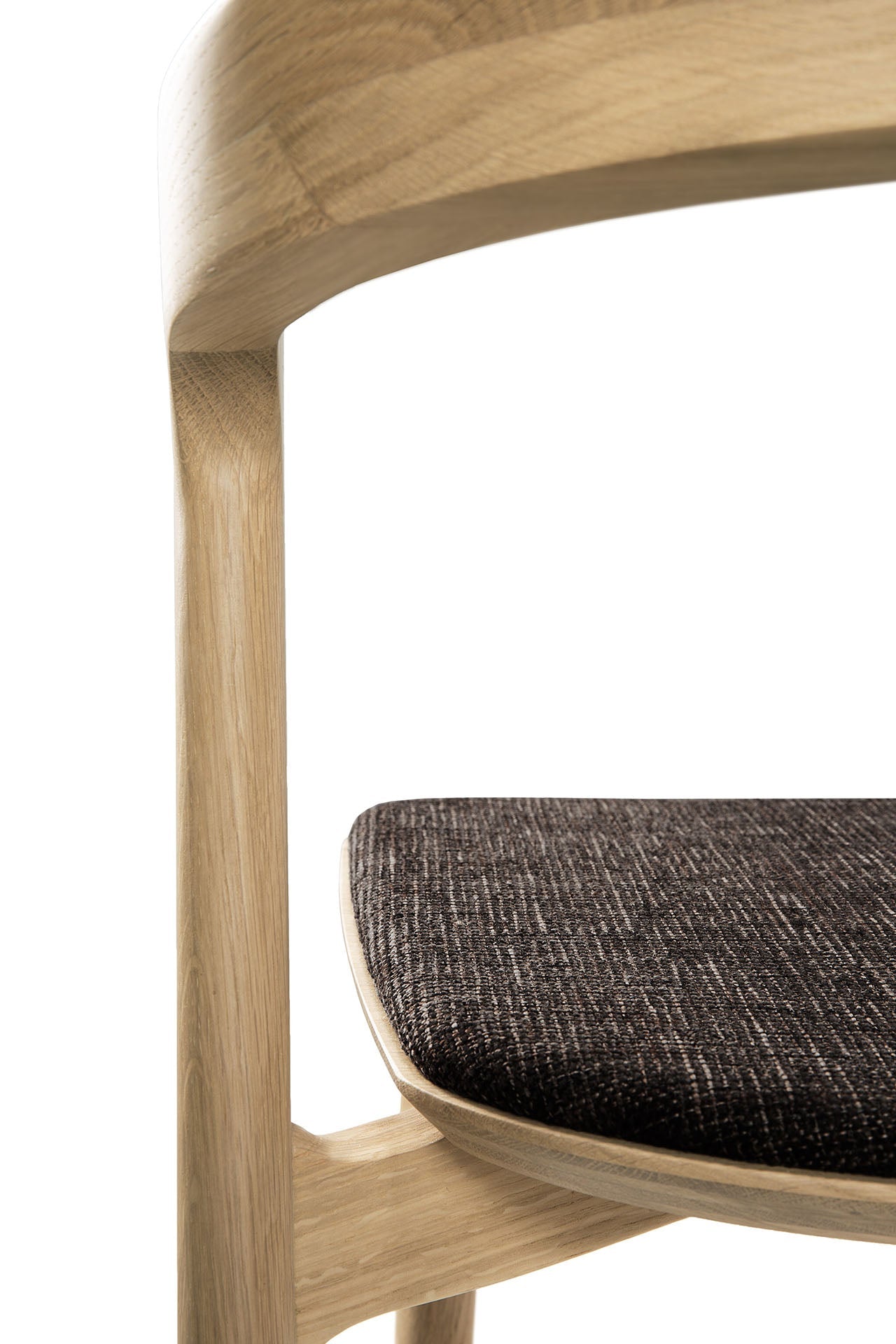 Chaise de salle à manger sculpturale en chêne et tissu avec assise rembourrée