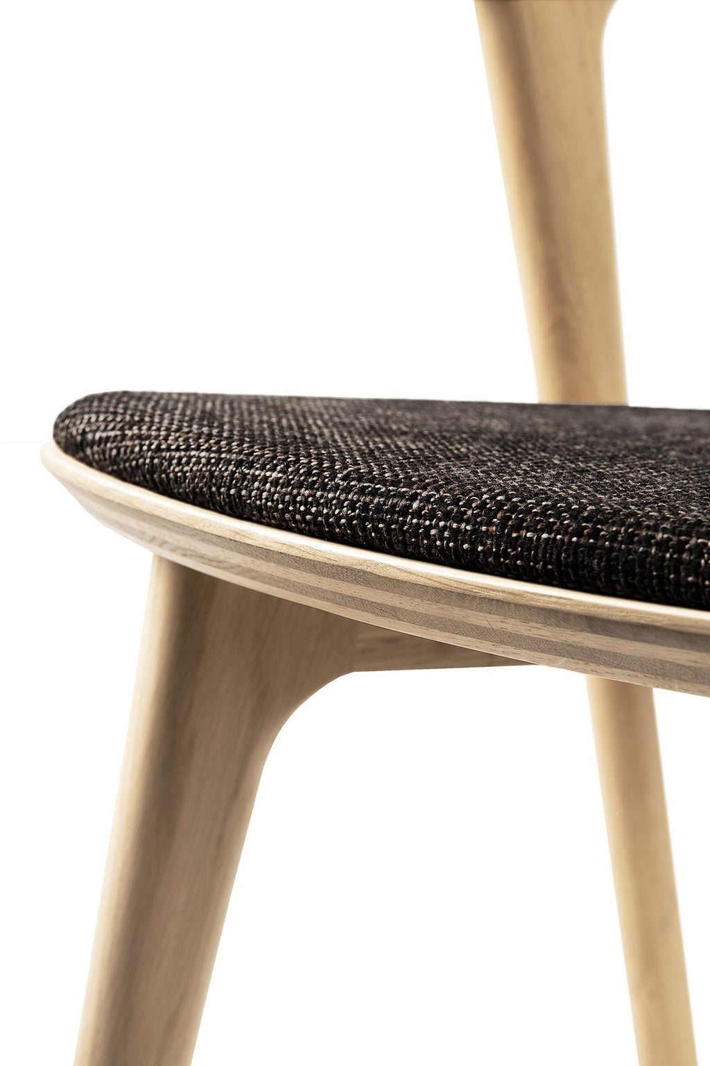 Chaise de salle à manger sculpturale en chêne et tissu avec assise rembourrée