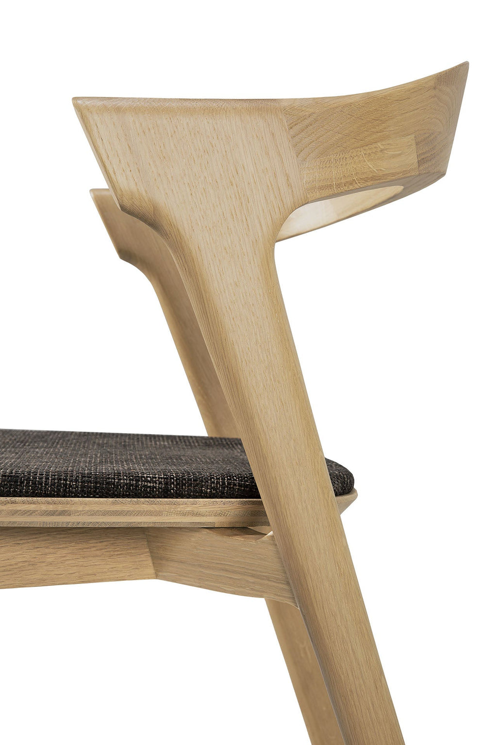Chaise de salle à manger sculpturale en chêne et tissu avec assise rembourrée