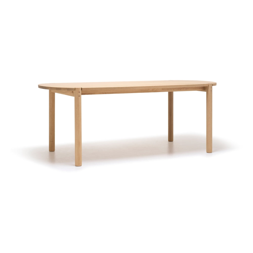 Table à manger ovale en chêne organique avec bords arrondis et pieds fuselés pour salle à manger