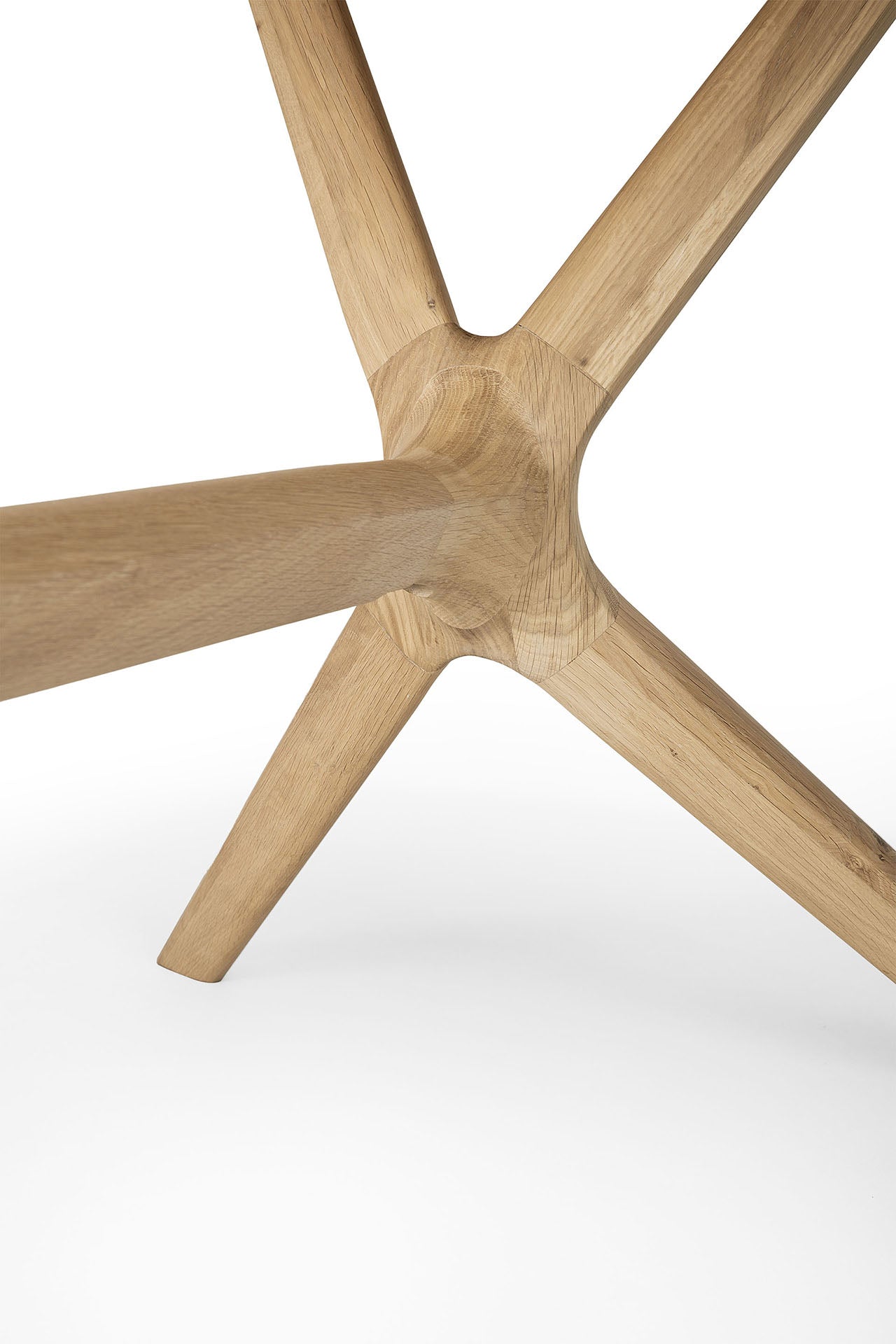 Table à manger minimaliste en chêne massif avec structure pied-plateau intégrée pour salle à manger