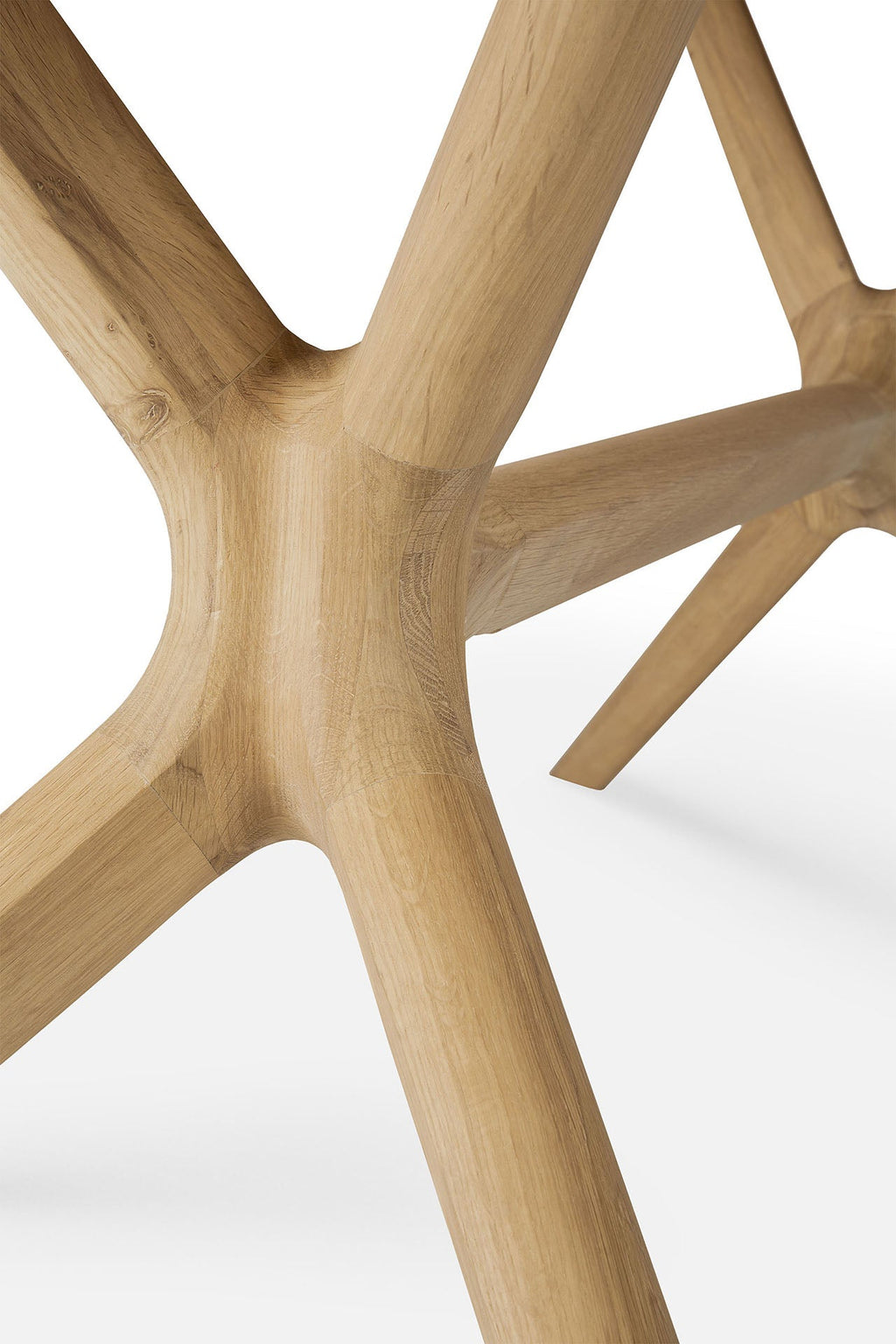 Table à manger minimaliste en chêne massif avec structure pied-plateau intégrée pour salle à manger