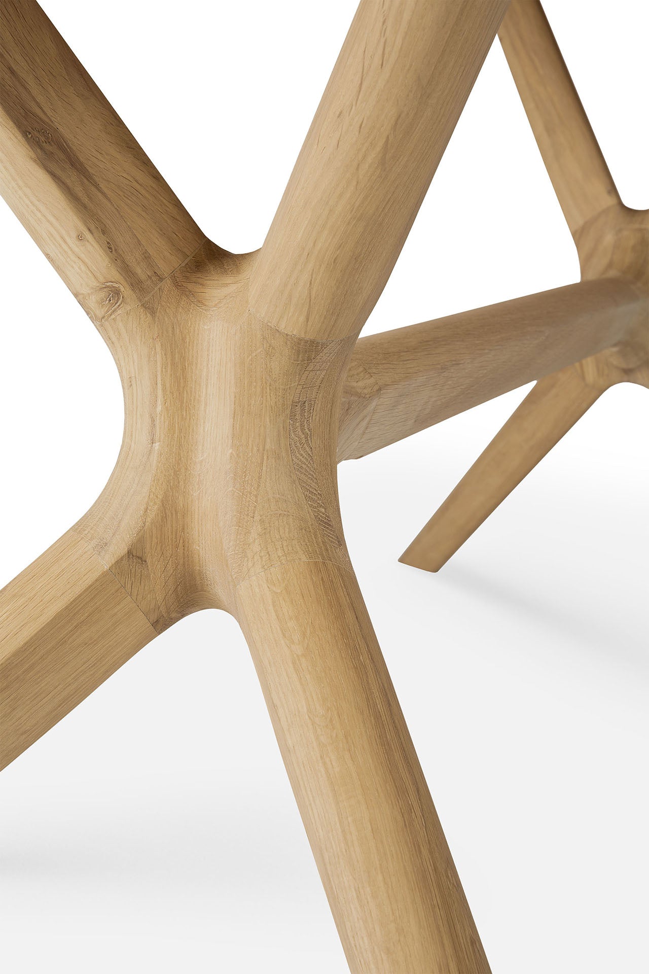 Table à manger minimaliste en chêne massif avec structure pied-plateau intégrée pour salle à manger