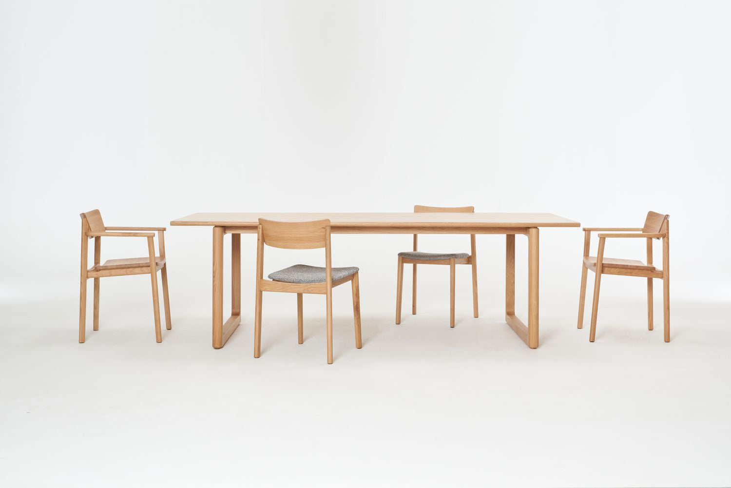 Table de salle à manger rectangulaire en chêne contemporain avec pieds patins