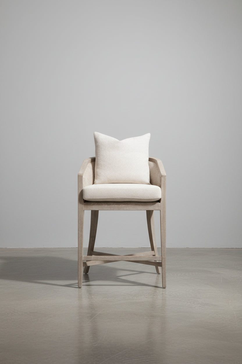 Tabouret de comptoir de transition en chêne et rotin avec entourage en cannage et coussin en duvet pour la cuisine et la salle à manger