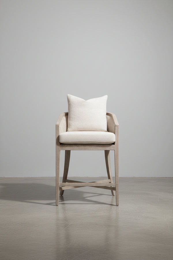 Tabouret de comptoir de transition en chêne et rotin avec entourage en cannage et coussin en duvet pour la cuisine et la salle à manger