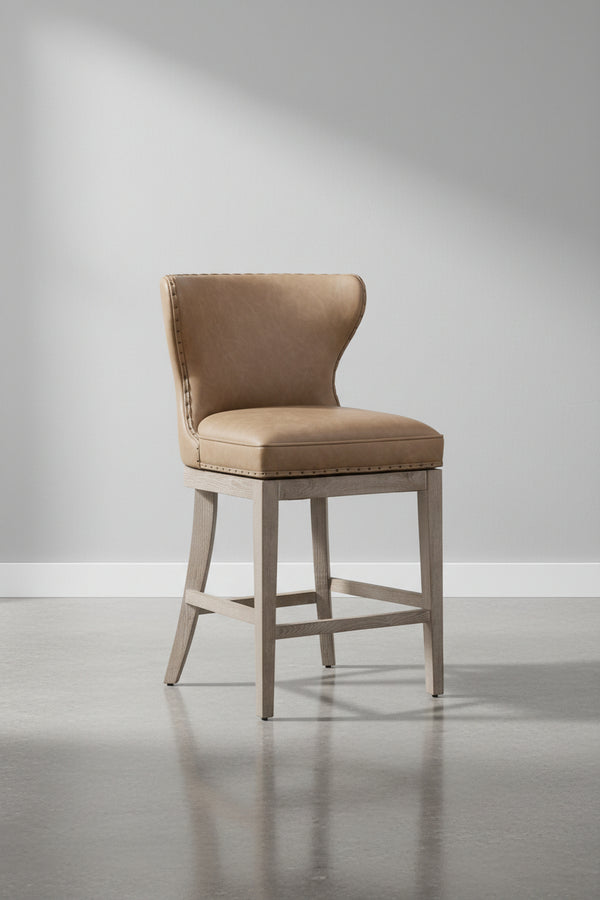 Tabouret de comptoir pivotant de transition en frêne et cuir végétalien avec détails cloutés pour cuisine et salle à manger