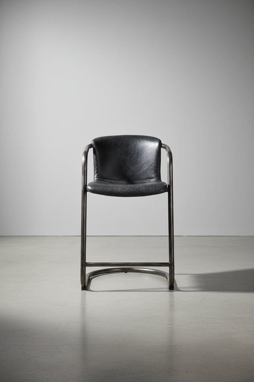 Lot de deux tabourets de bar industriels en cuir et fer forgé avec structure tubulaire pour cuisine et salle à manger