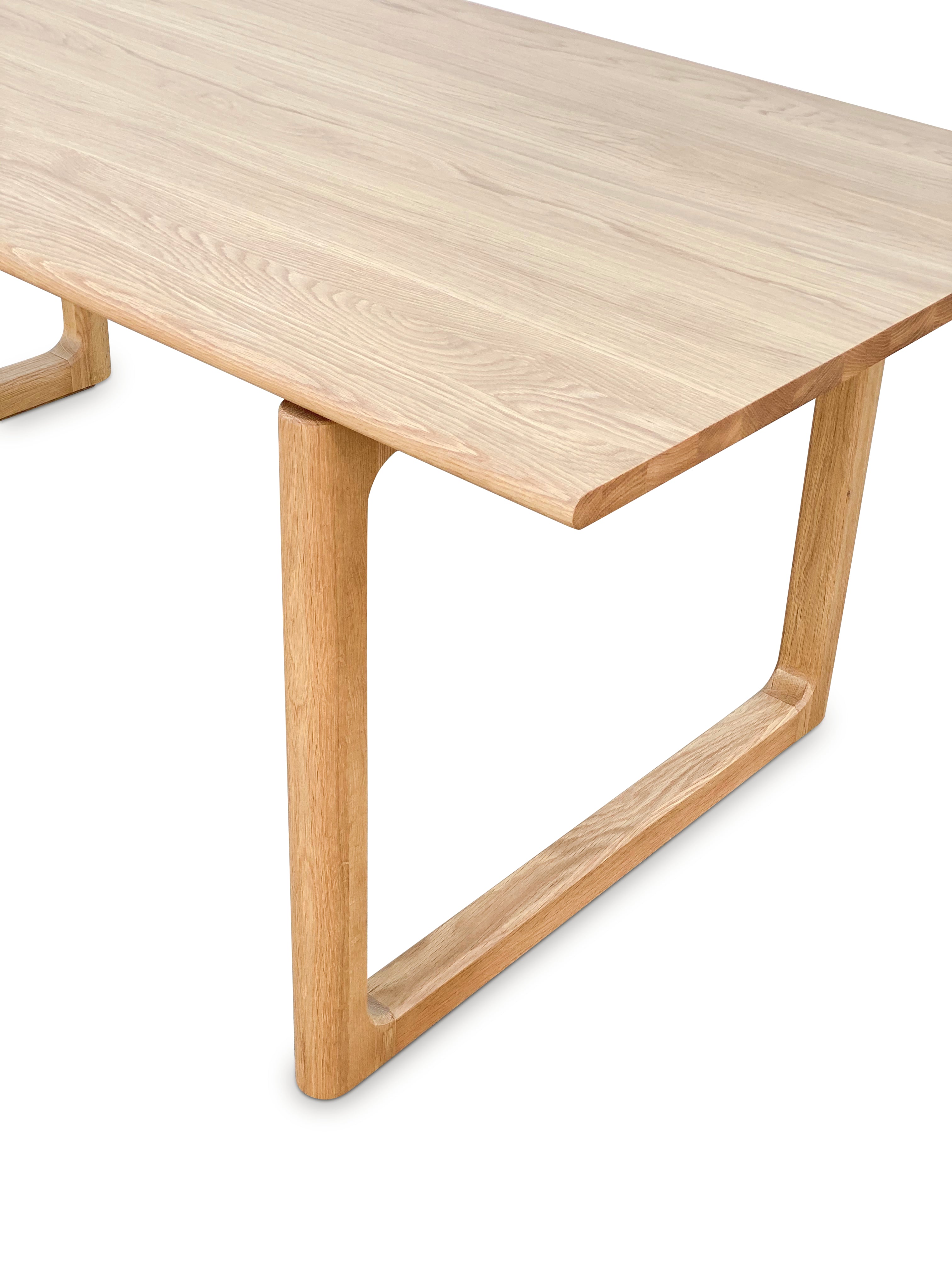 Table de salle à manger rectangulaire en chêne contemporain avec pieds patins
