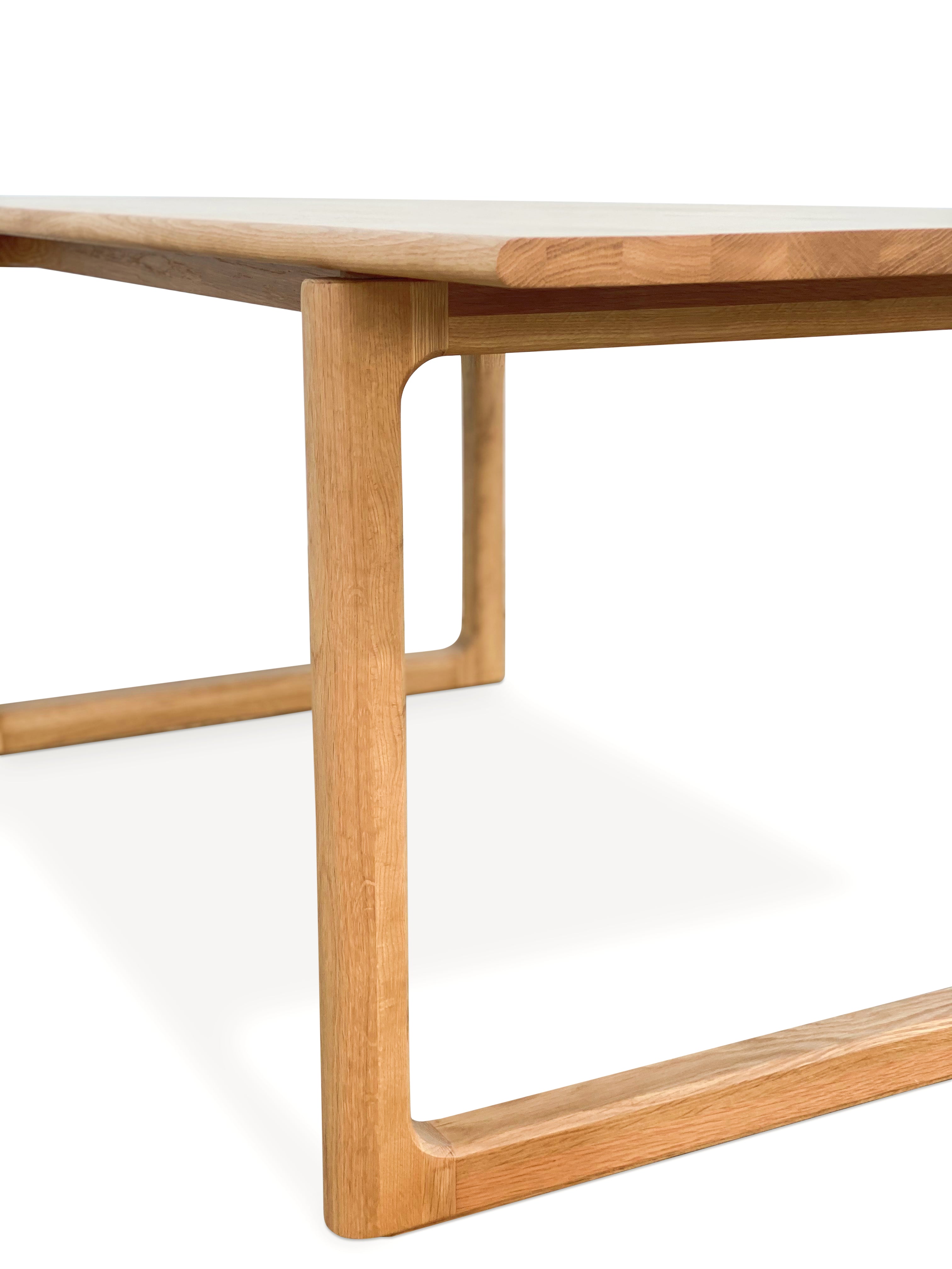 Table de salle à manger rectangulaire en chêne contemporain avec pieds patins
