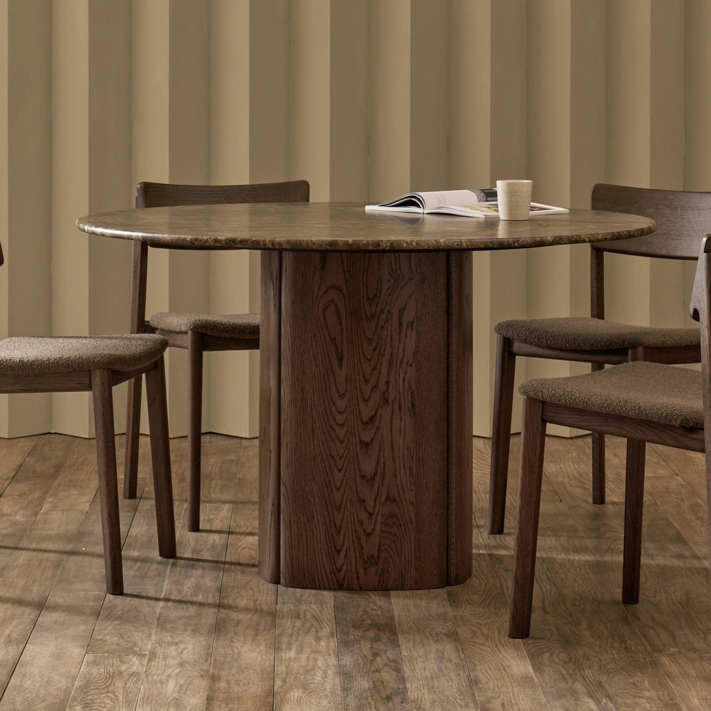 Table à manger ronde de luxe en marbre et chêne avec piédestal sculptural pour salle à manger