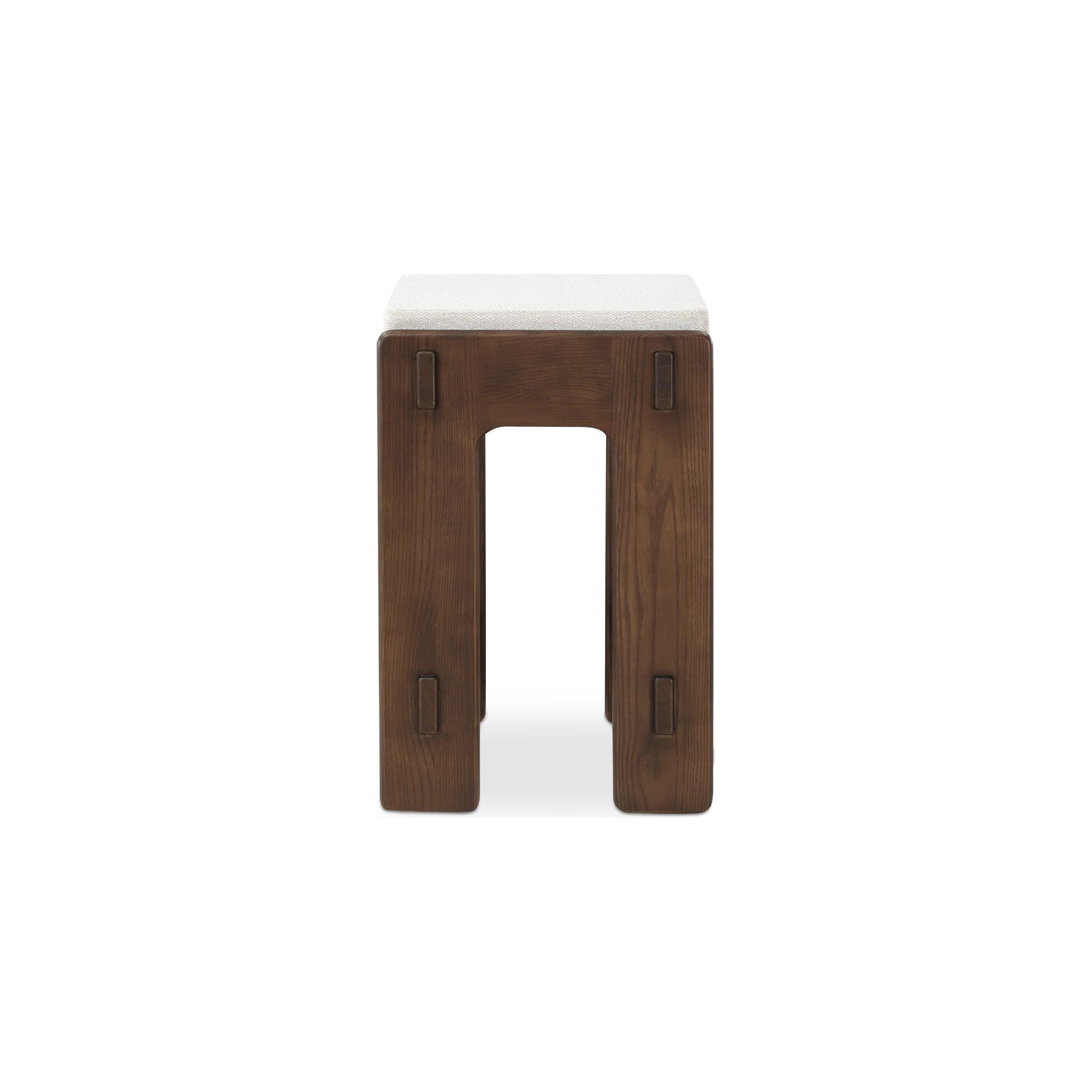 Tabouret de comptoir en frêne teinté noyer japonais et tissu avec détails d'assemblage artisanal pour cuisine et salle à manger