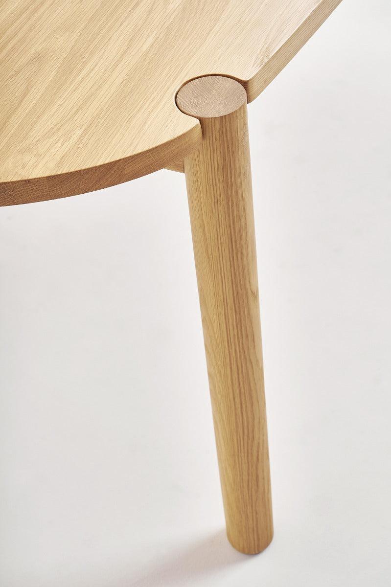 Table à manger ronde en chêne massif biologique avec plateau incurvé et pieds arrondis pour salle à manger