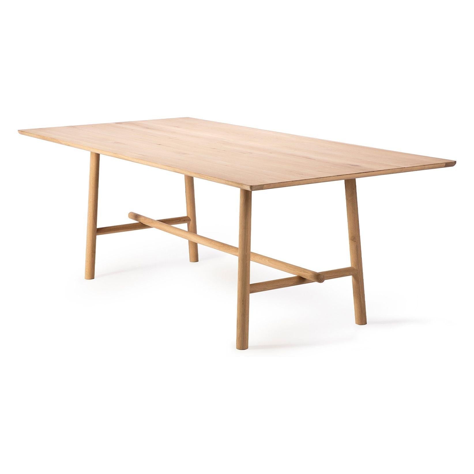Table de salle à manger contemporaine en chêne avec piètement géométrique