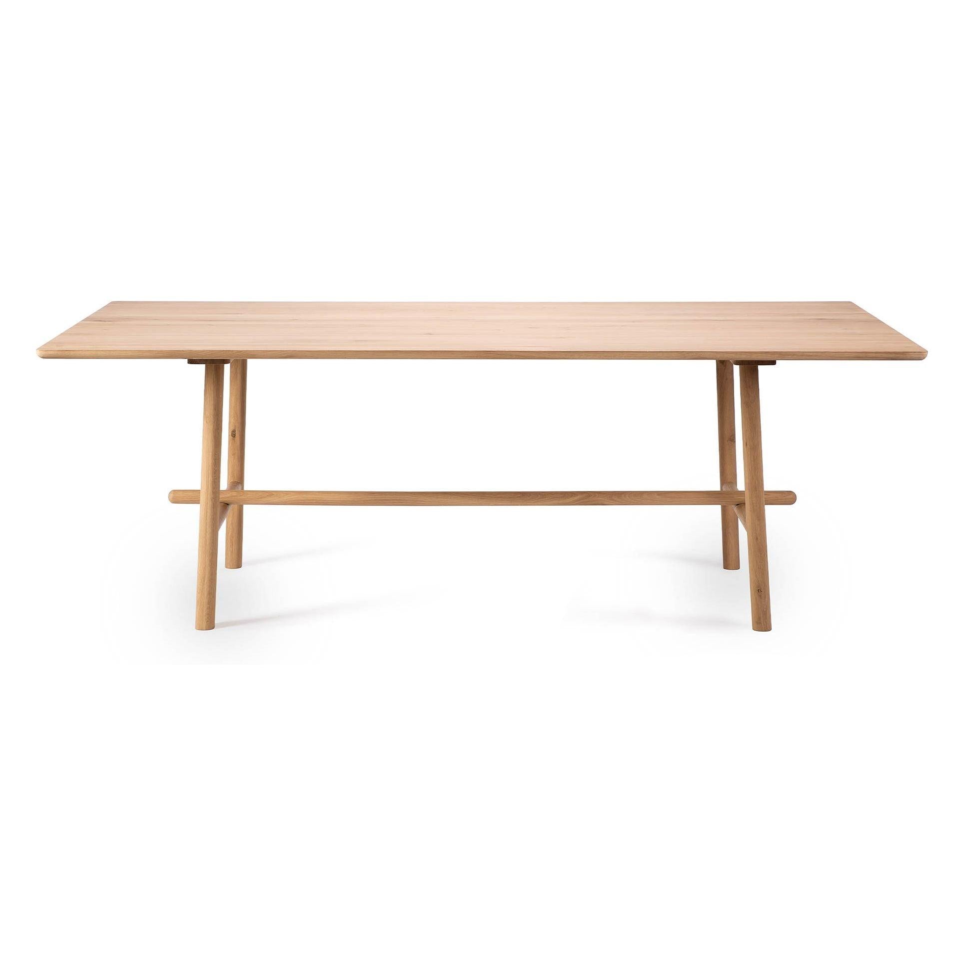Table de salle à manger contemporaine en chêne avec piètement géométrique