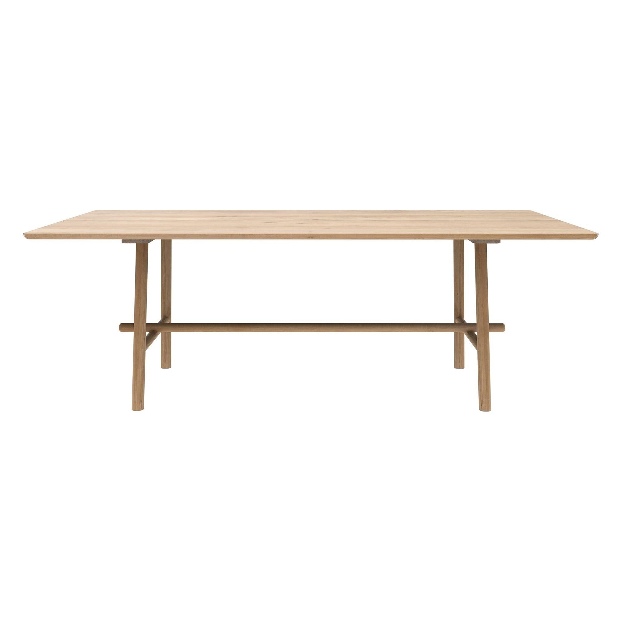 Table de salle à manger contemporaine en chêne avec piètement géométrique