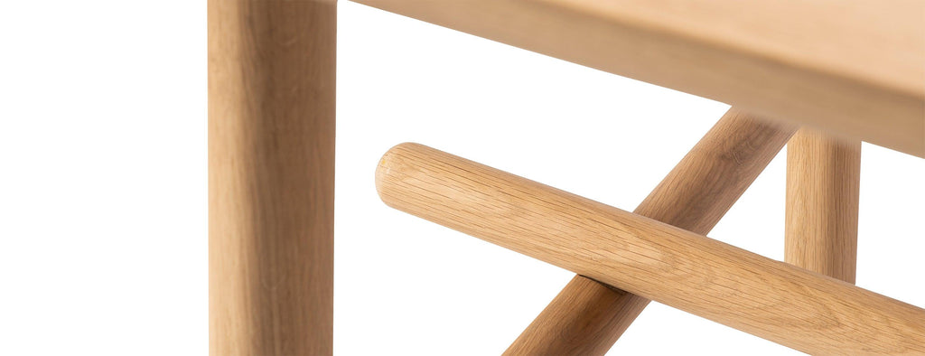 Table de salle à manger contemporaine en chêne avec piètement géométrique