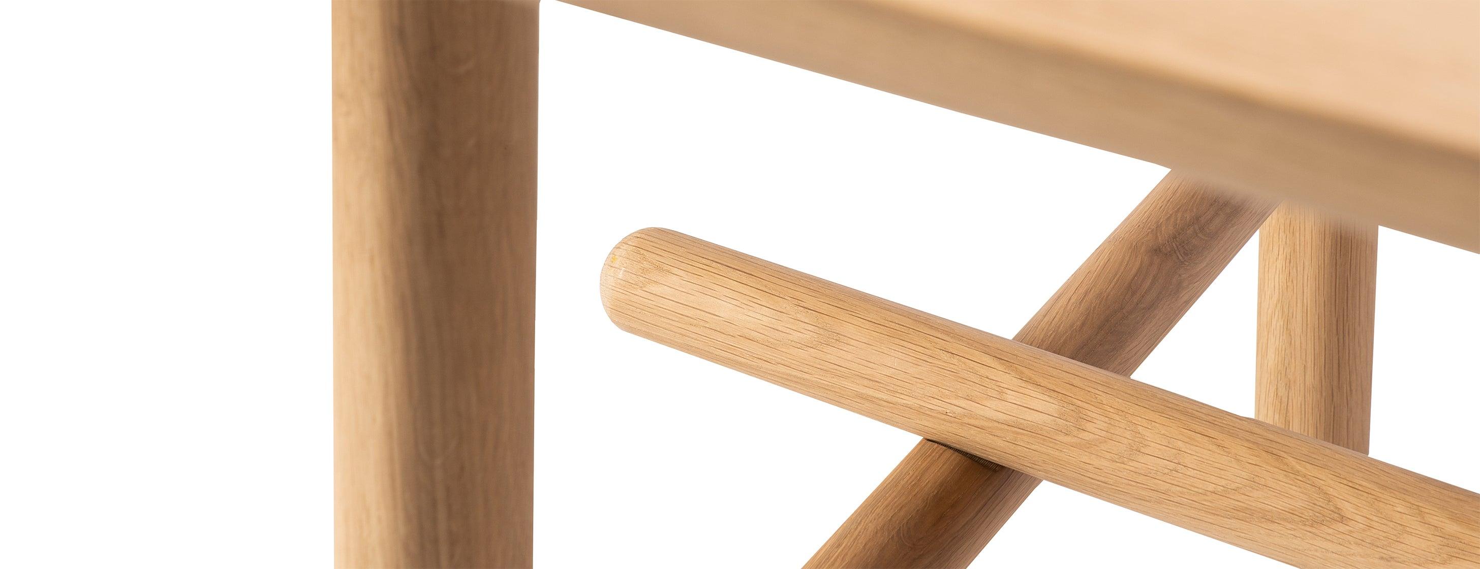 Table de salle à manger contemporaine en chêne avec piètement géométrique