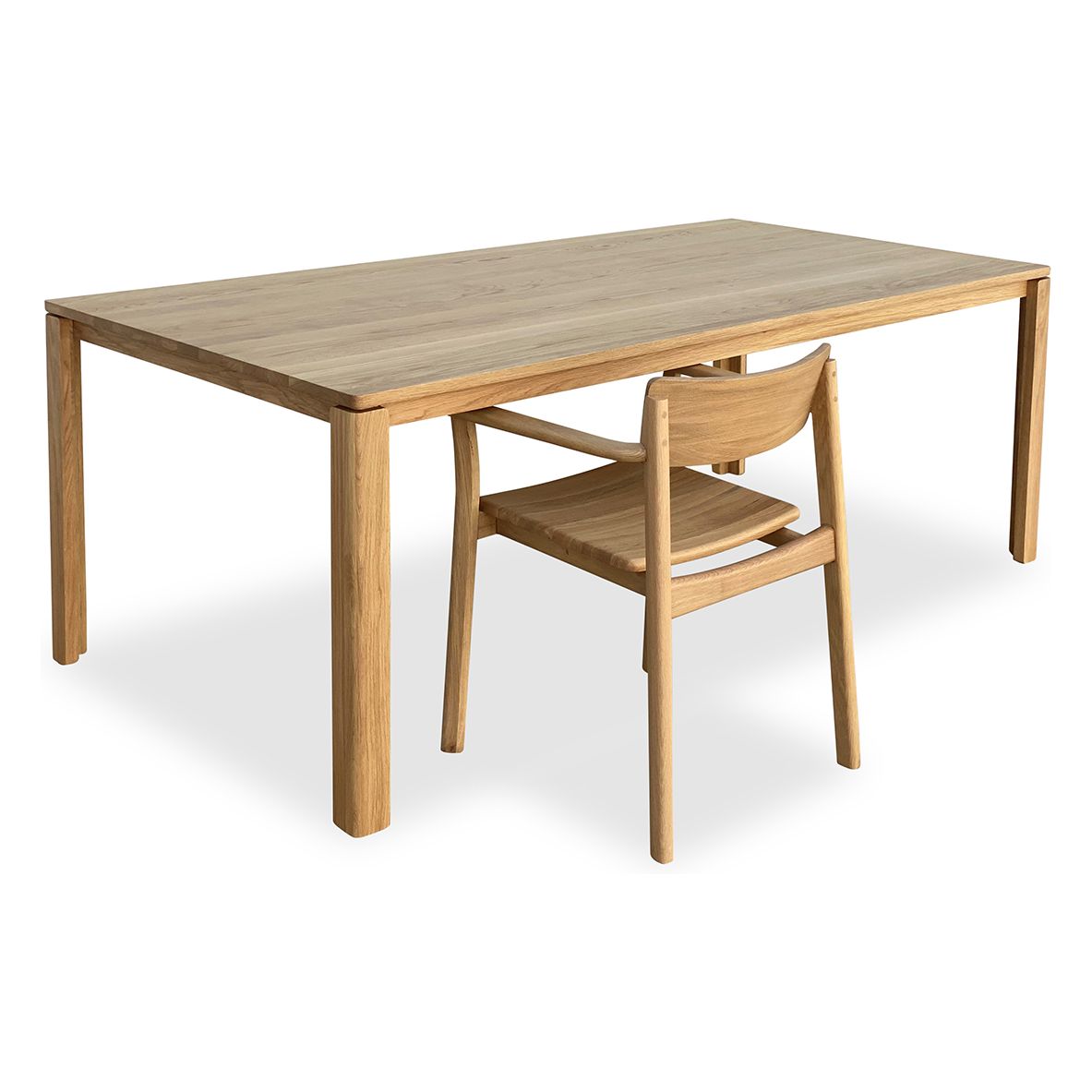 Table à manger rectangulaire moderne en chêne avec bords droits et légers arrondis pour salle à manger