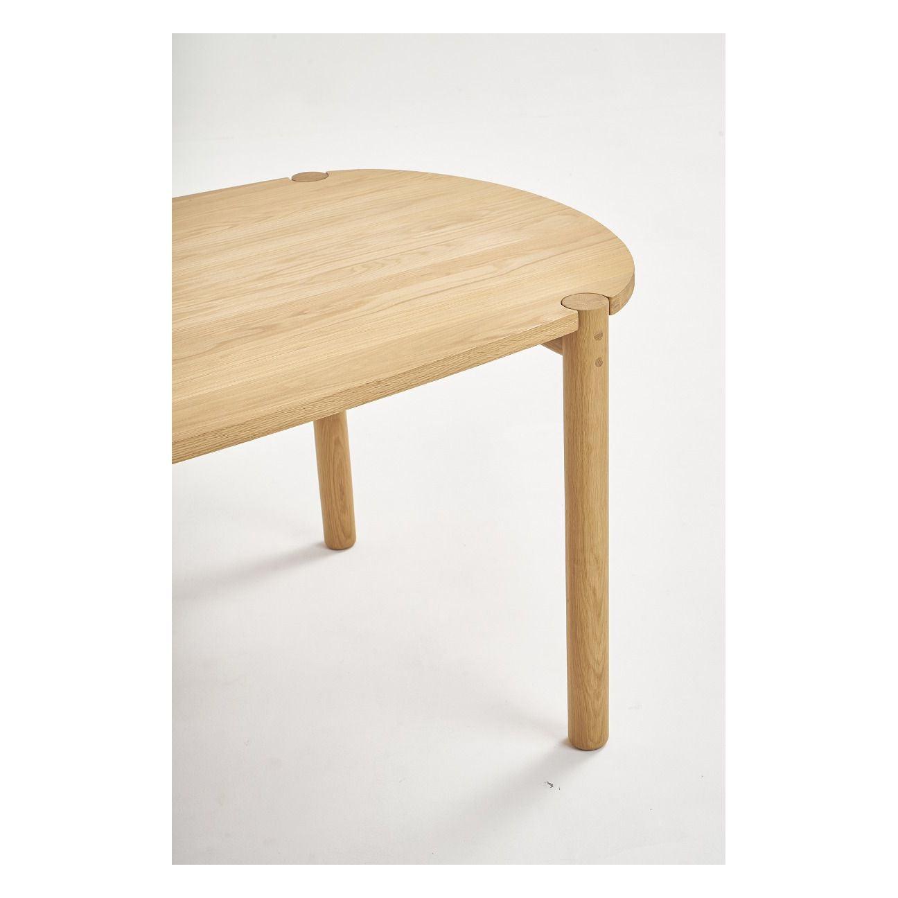 Table à manger ovale en chêne organique avec bords arrondis et pieds fuselés pour salle à manger