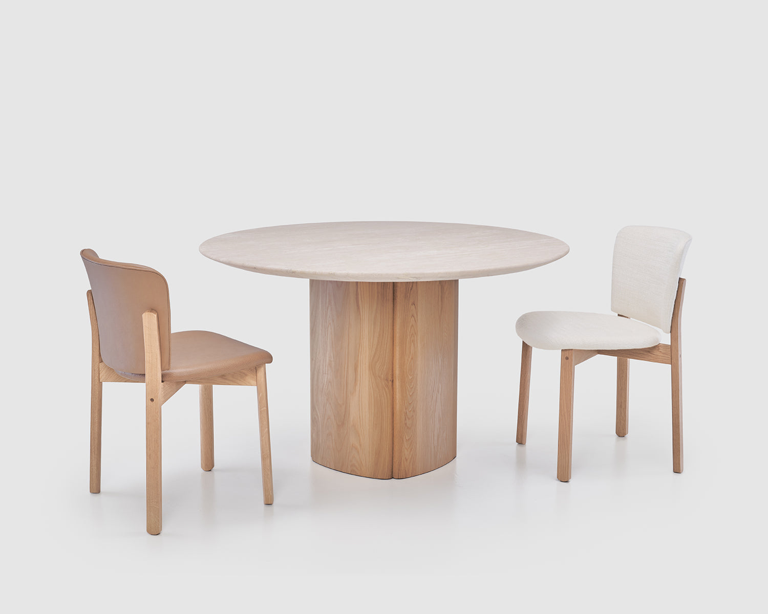 Table à manger sculpturale en travertin et chêne avec pied central en forme de tronc d'arbre pour salle à manger