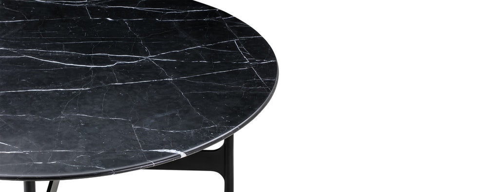 Table de salle à manger rectangulaire minimaliste en marbre avec design sans bords adoucis
