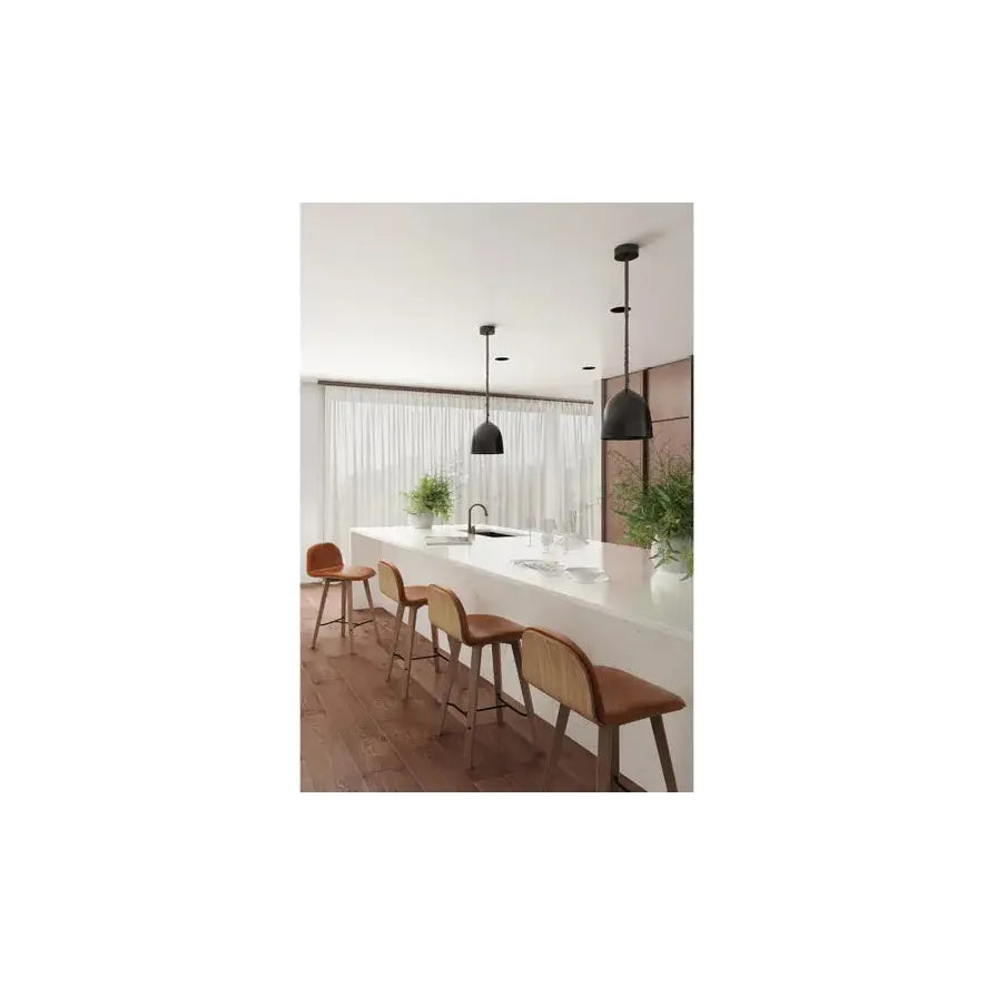 Tabouret de comptoir contemporain en cuir et chêne massif avec dossier bas en L pour cuisine et salle à manger