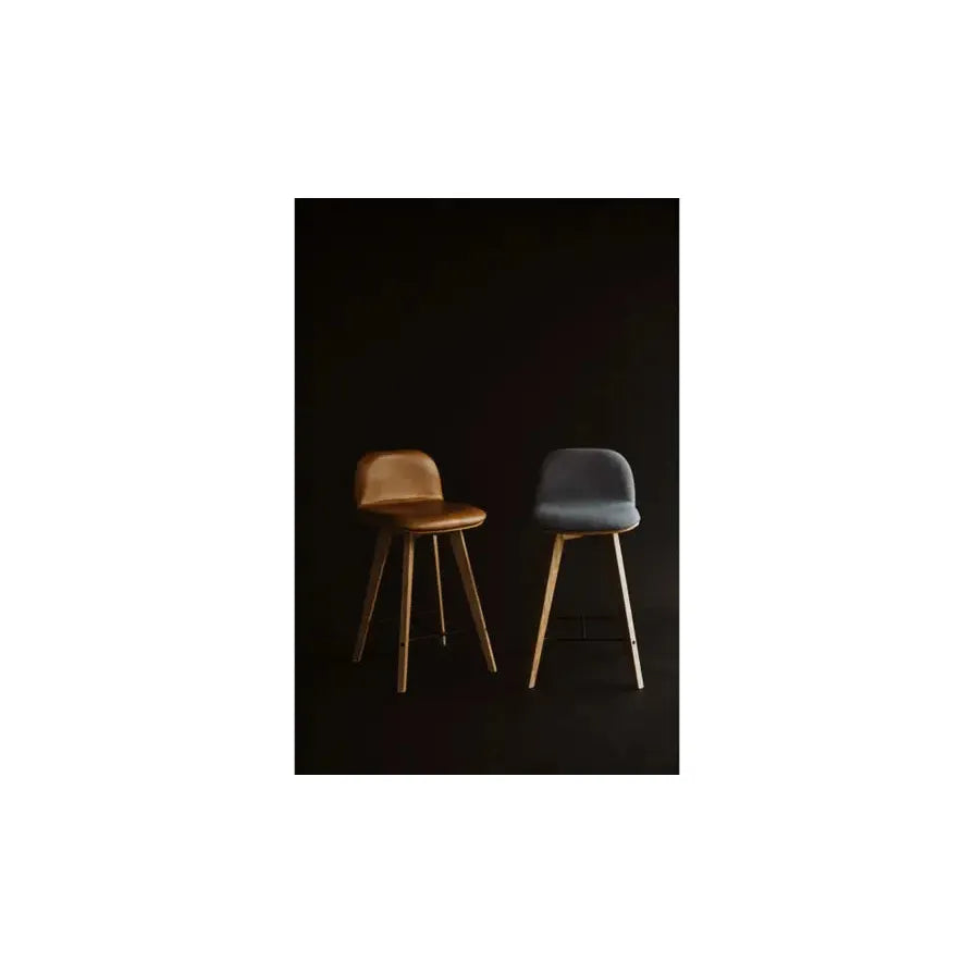 Tabouret de comptoir contemporain en cuir et chêne massif avec dossier bas en L pour cuisine et salle à manger