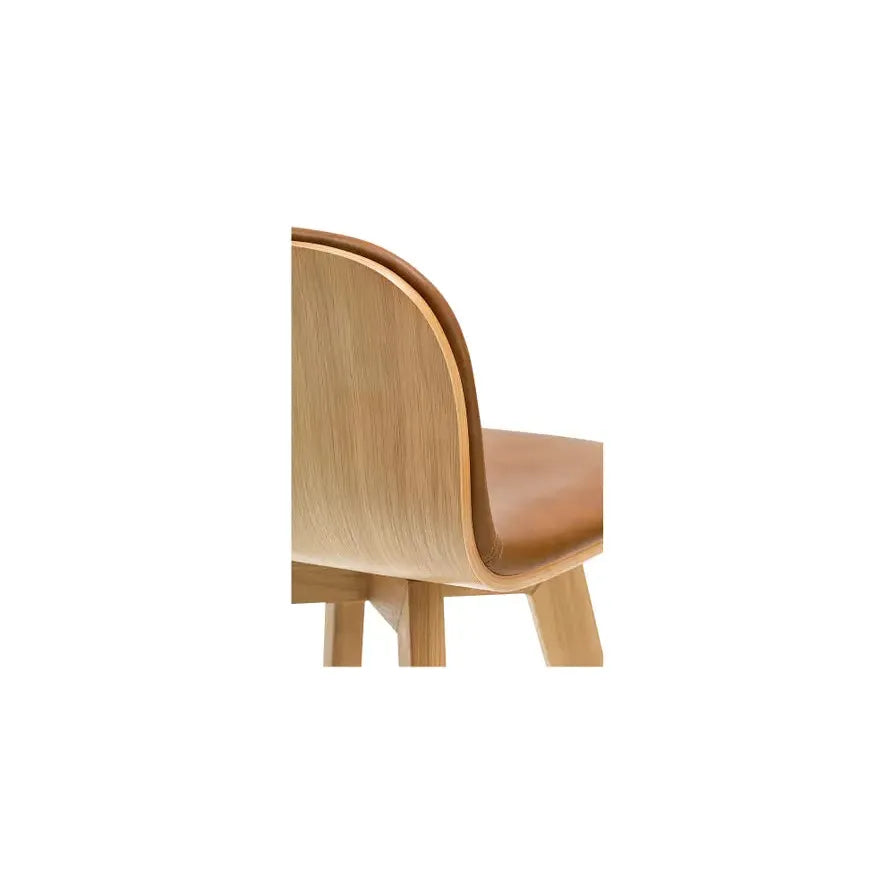 Tabouret de comptoir contemporain en cuir et chêne massif avec dossier bas en L pour cuisine et salle à manger
